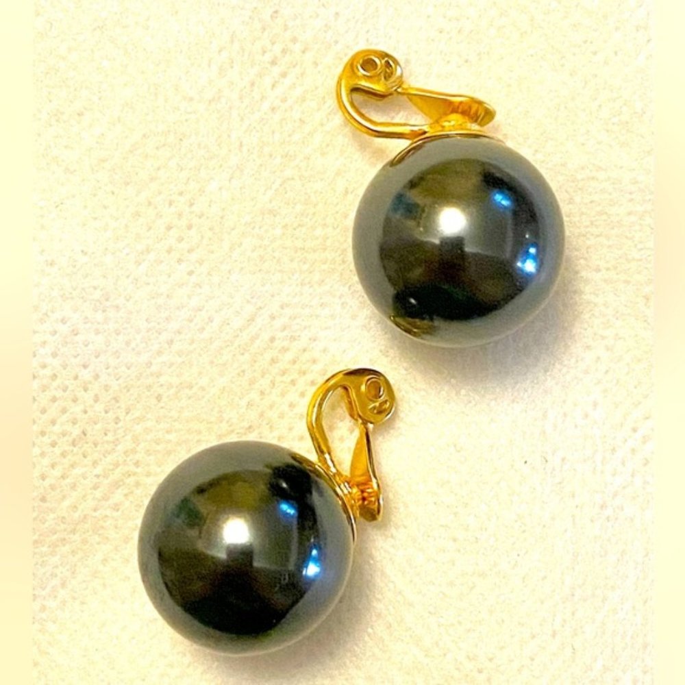 MONET?? Faux Pearls Vintage earrings Perfect Vintage Condition